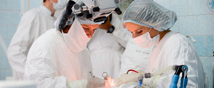 Оперирует профессор Людмила Петрова (слева), ассистирует врач-оториноларинголог высшей квалификационной категории ГОДКБ Елена Слизько. Фото Дмитрия Царта, ГОДКБ.